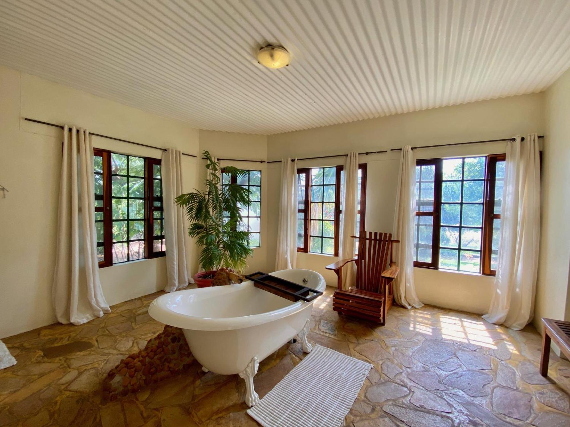 Tambuti Lodge Рунду Екстериор снимка